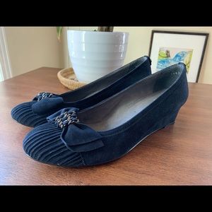 Stuart Weitzman Size 9 Blue Velvet Bow Wedge Flat
